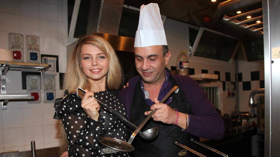 Miss Ucraina in cucina al Cocoa di Forte dei Marmi