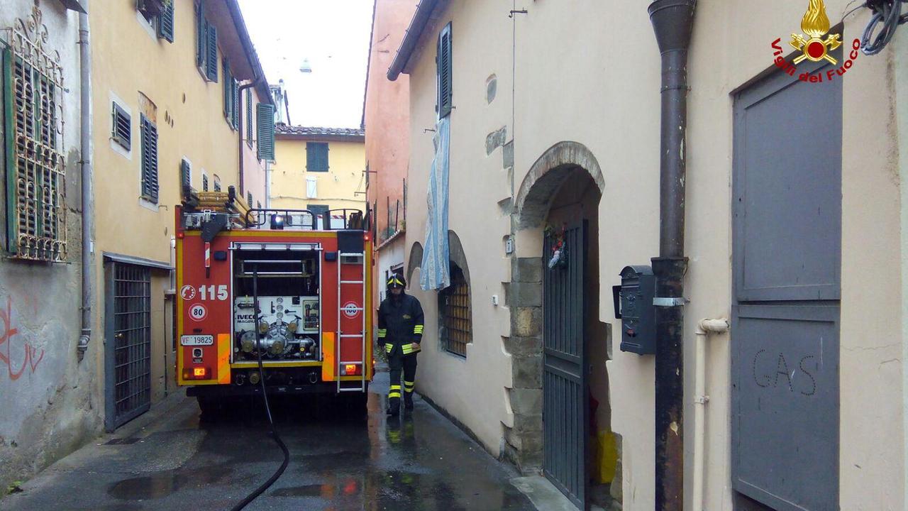 Principio d'incendio in un garage