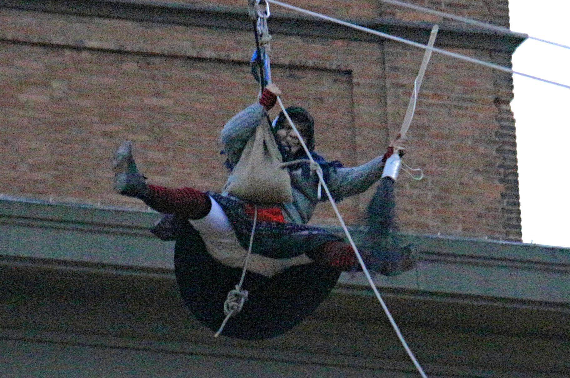 La Befana scende dal campanile del Duomo di Livorno (Pentafoto)