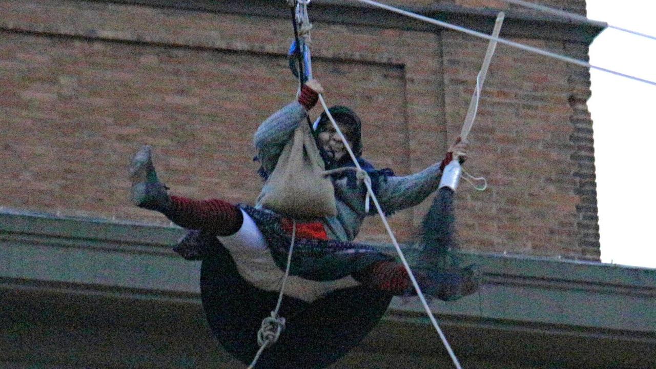 La Befana scende dal campanile del Duomo di Livorno (Pentafoto)