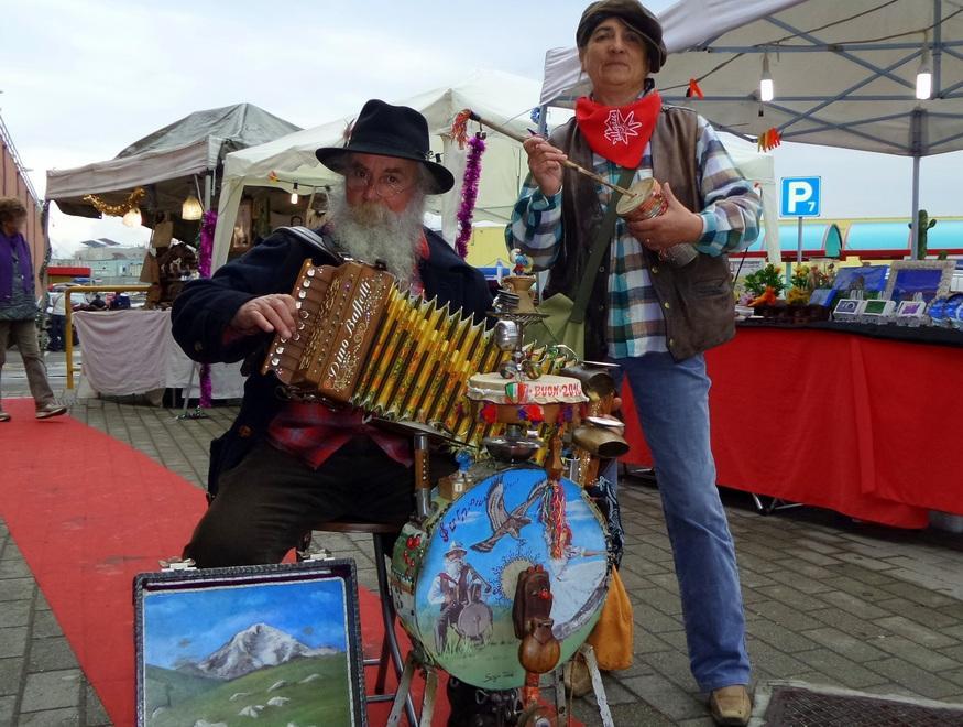 Sassari, lo zampognaro che da 30 anni rallegra il Natale in città 