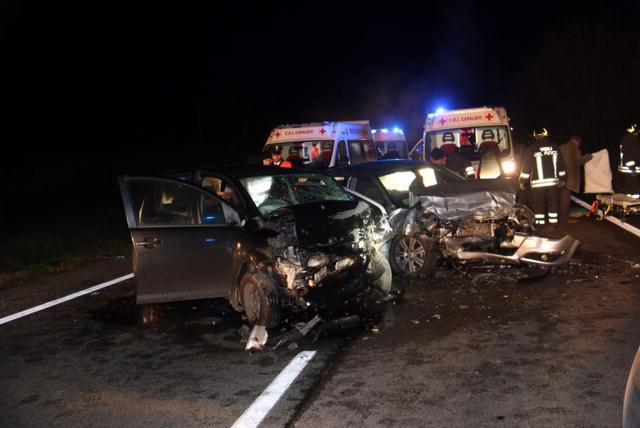 Le due auto coinvolte nel pauroso frontale (foto Enzo Russo)