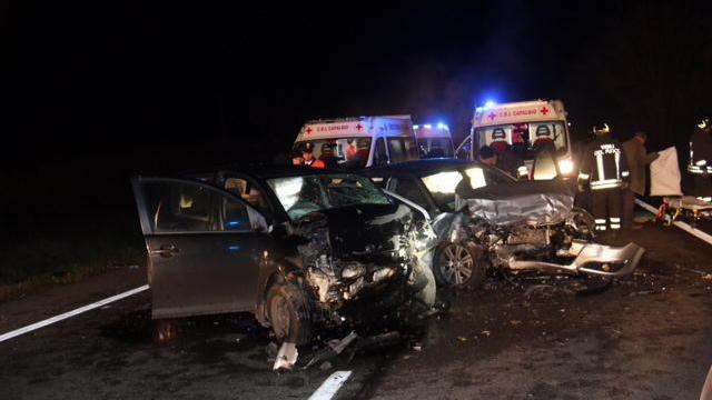 Le due auto coinvolte nel pauroso frontale (foto Enzo Russo)