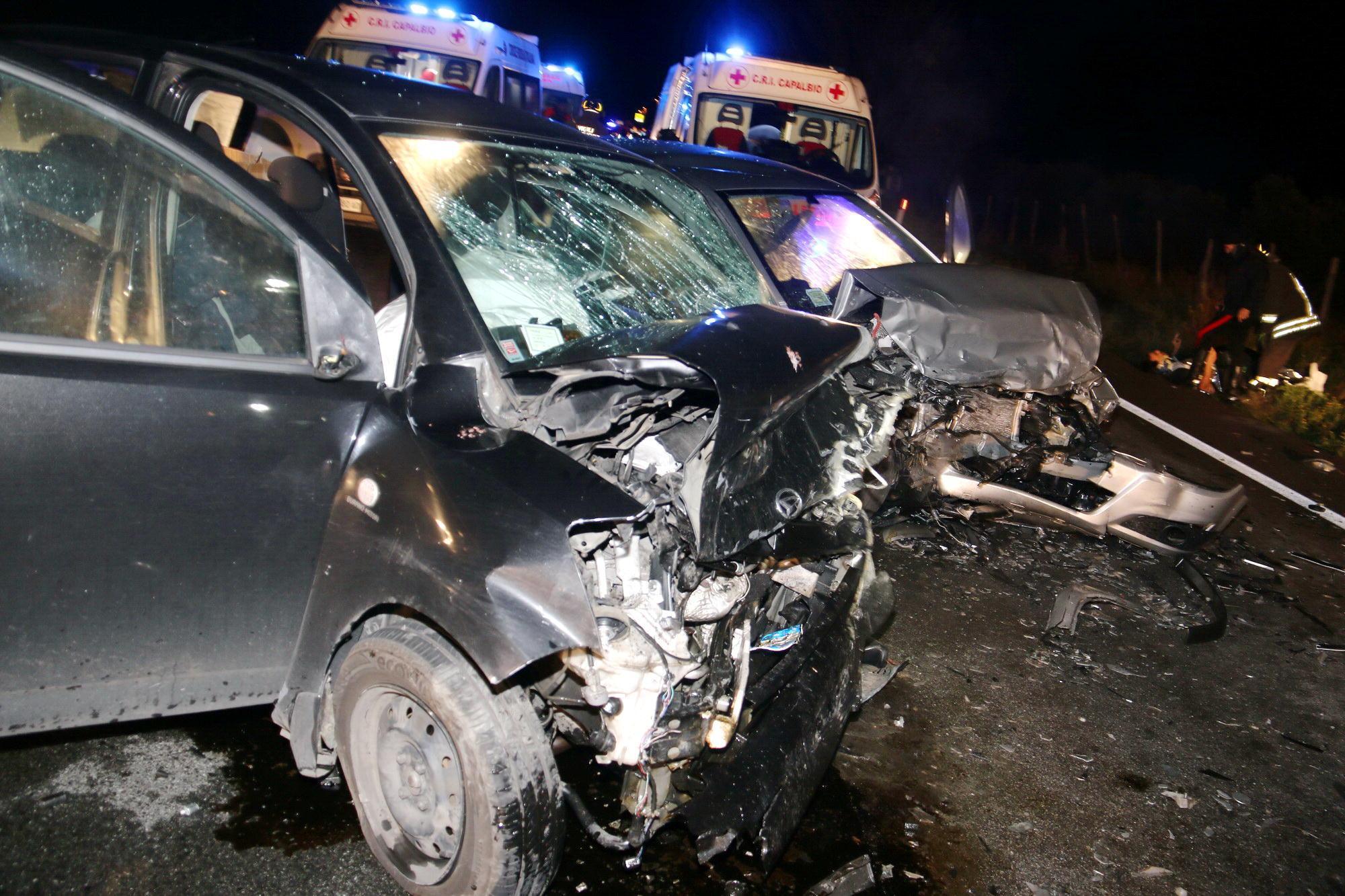 Le due auto distrutte nell'impatto (foto Enzo Russo)