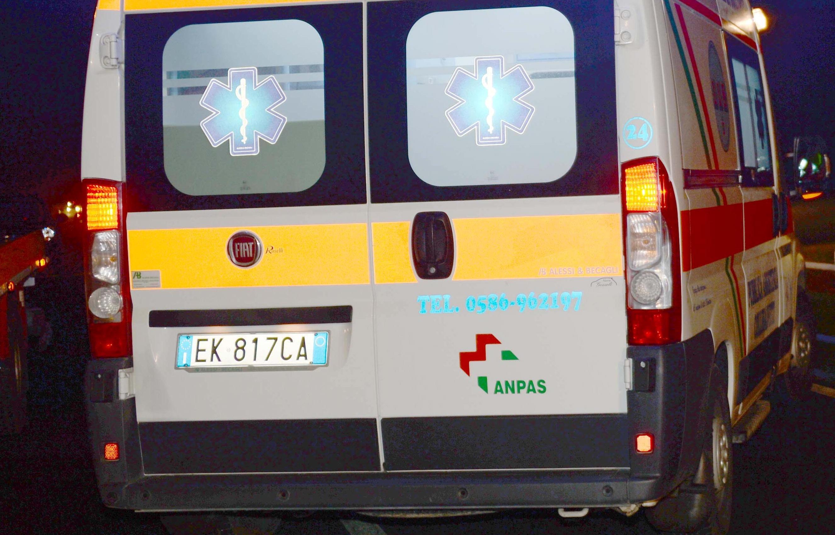 Un'ambulanza in un incidente stradale (foto archivio)