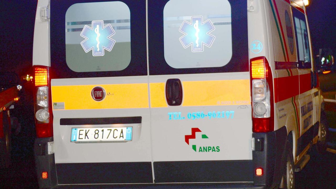 Un'ambulanza in un incidente stradale (foto archivio)