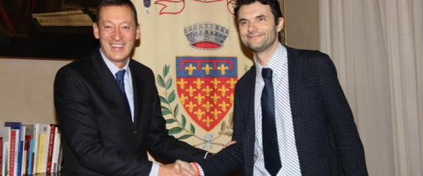La stretta di mano con Biffoni e la visita dal prefetto 