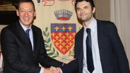 La stretta di mano con Biffoni e la visita dal prefetto