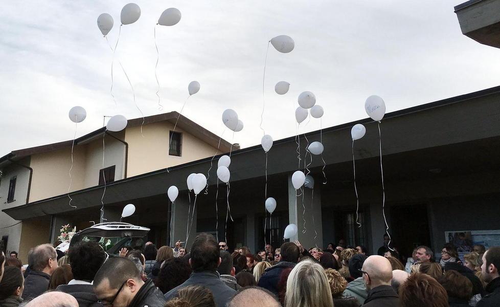 Palloncini bianchi per l’addio a Mara 