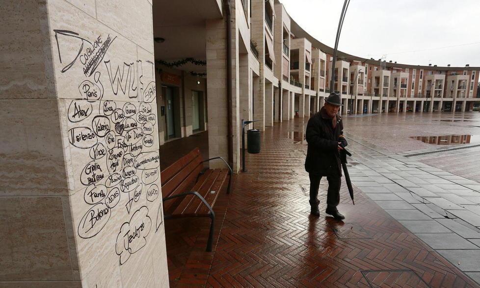 Piazza sciupata da decine di scritte