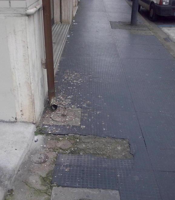 Guano sul marciapiede di via Battisti
