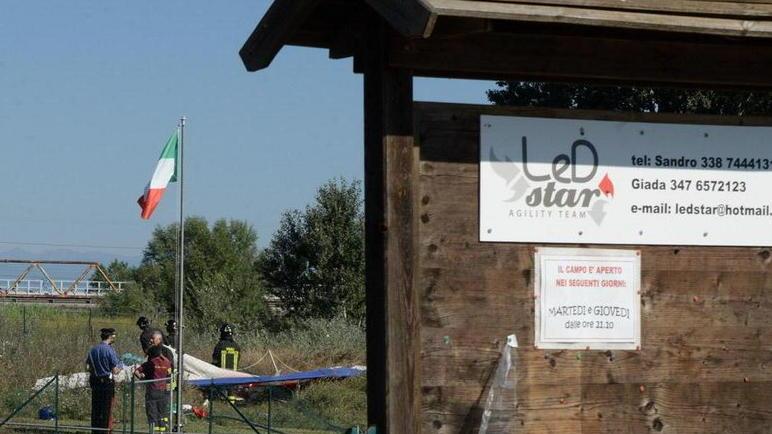 La Befana arriva in deltaplano dopo la marcia