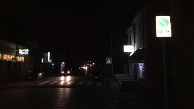 Strada ancora al buio protestano i cittadini