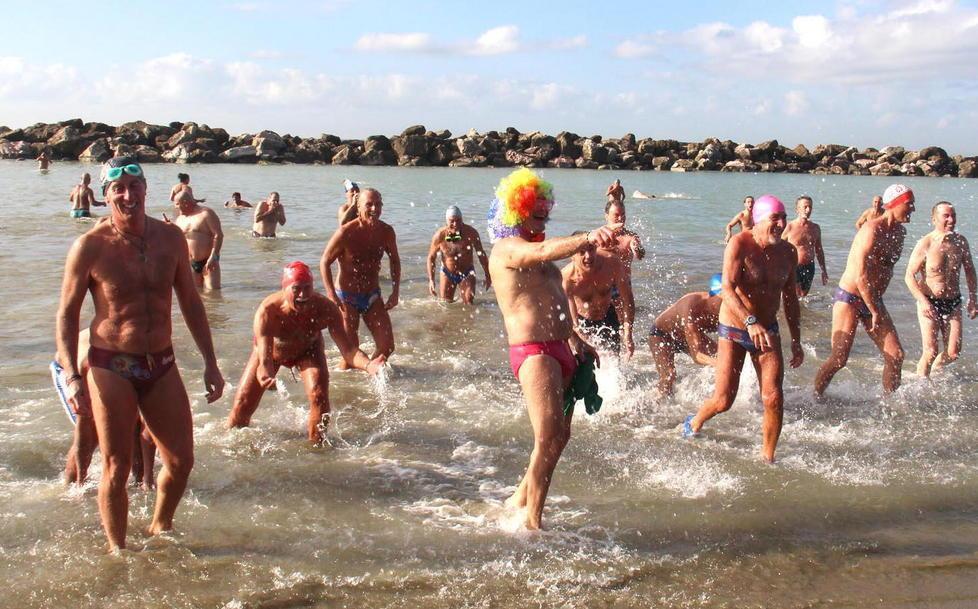 L’acqua gelida del mare stempera la rivalità 