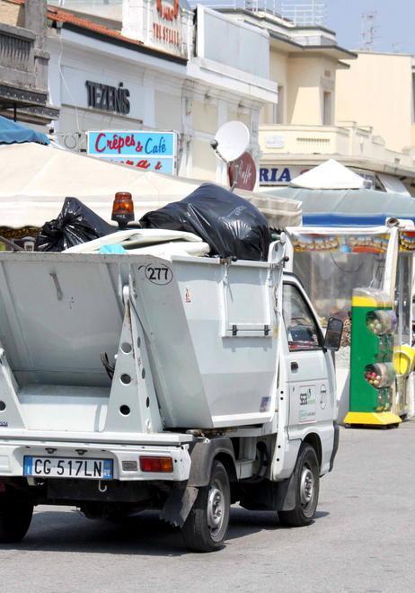 Bidoni davanti agli stabilimenti e pressa per cartone al Piazzone