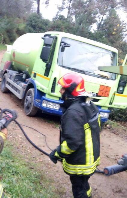 Cisterna di gpl fuori strada Intervengono i vigili del fuoco