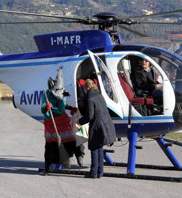 La Befana arriva in elicottero 