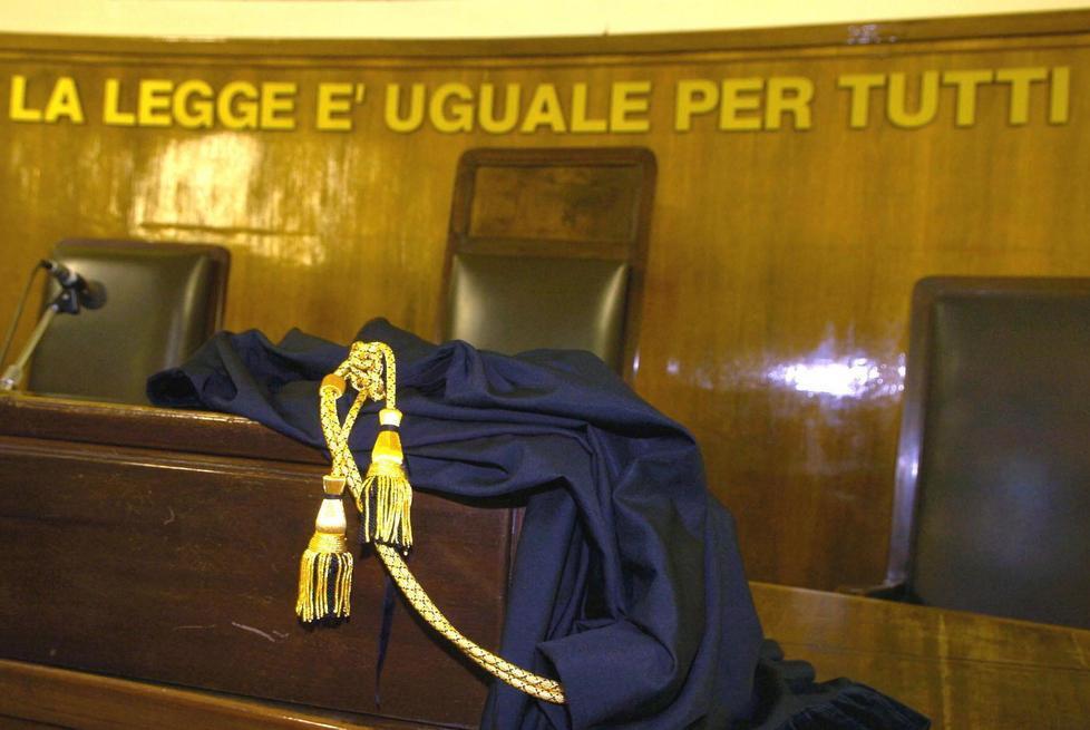 Prima casa per i poliziotti in aula parlano i truffati 