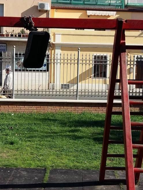 Giochi fuori uso nel parco, in ritardo la sostituzione