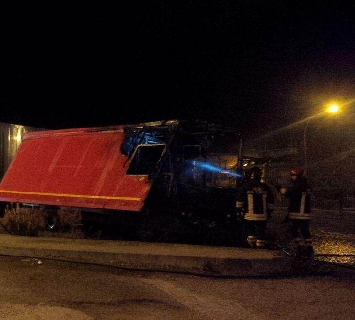 Camion-bar a fuoco in una piazzola 