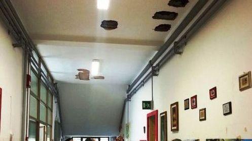 Scuola, l’intonaco non è stato ripristinato