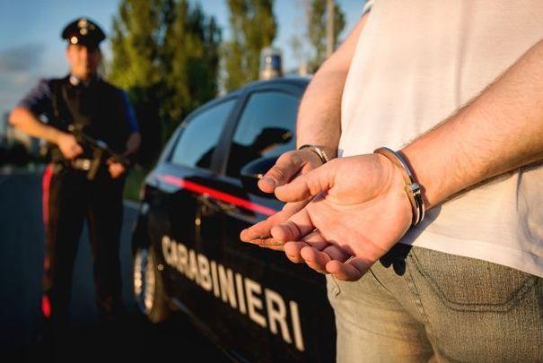 Carabiniere si ferisce inseguendo un ladro