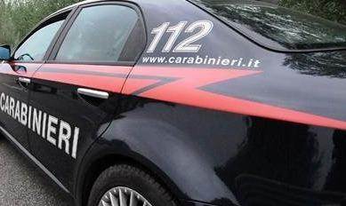 Inseguiti dai militari abbandonano l’auto