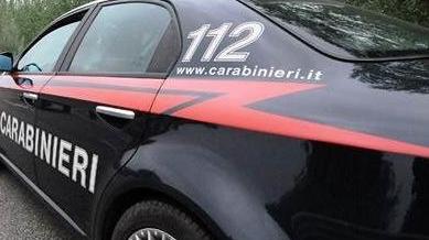 Inseguiti dai militari abbandonano l’auto