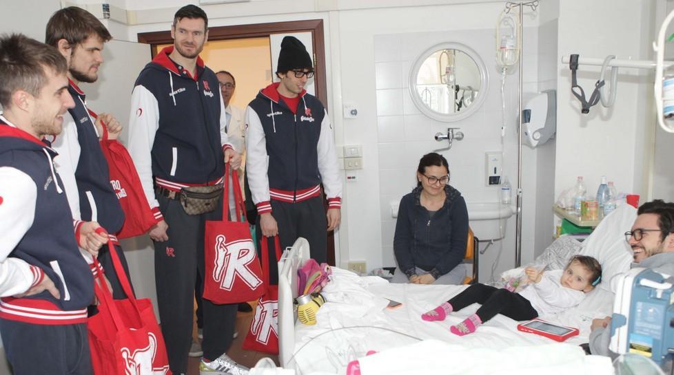 Quattro “befane” biancorosse portano gioia e doni ai bimbi