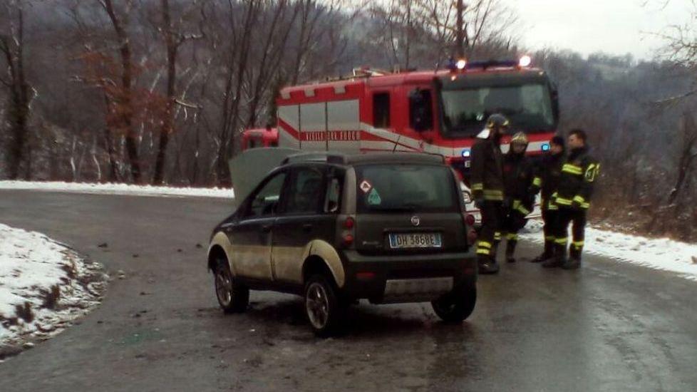 In auto esce di strada, un ferito