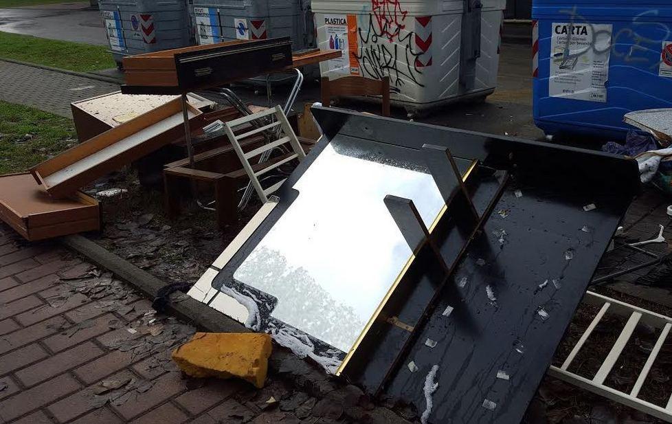 Vecchi mobili abbandonati in via Pansa 