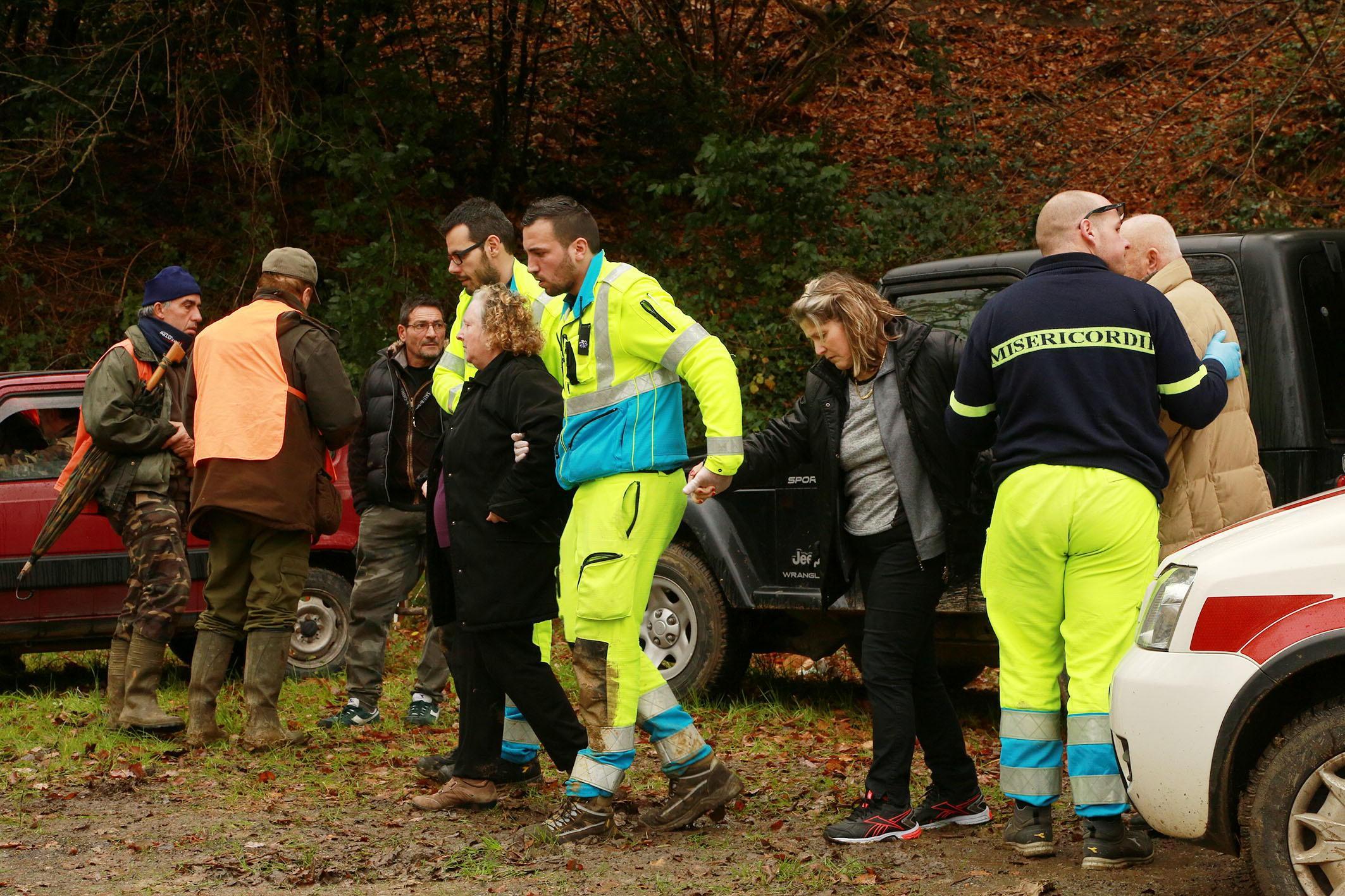 La disperazione della moglie e di una parente del cacciatore ucciso (foto Agenzia Sestini)
