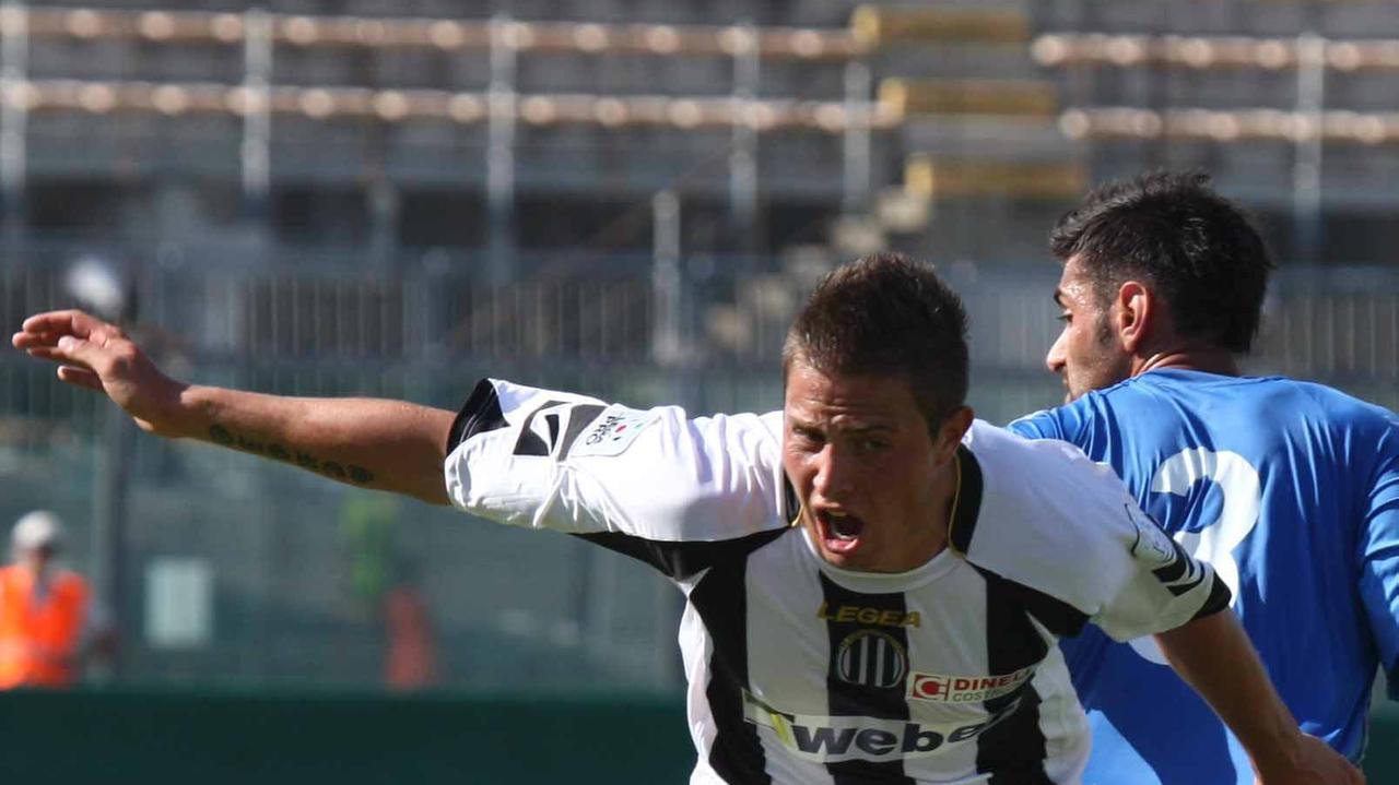 Eusepi festeggia un gol con la maglia del Viareggio