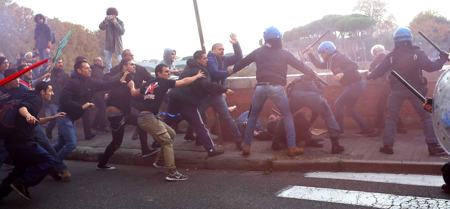 Un momento degli scontri tra manifestanti e polizia sui lungarni il 14 novembre