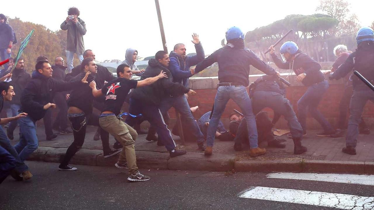 Un momento degli scontri tra manifestanti e polizia sui lungarni il 14 novembre
