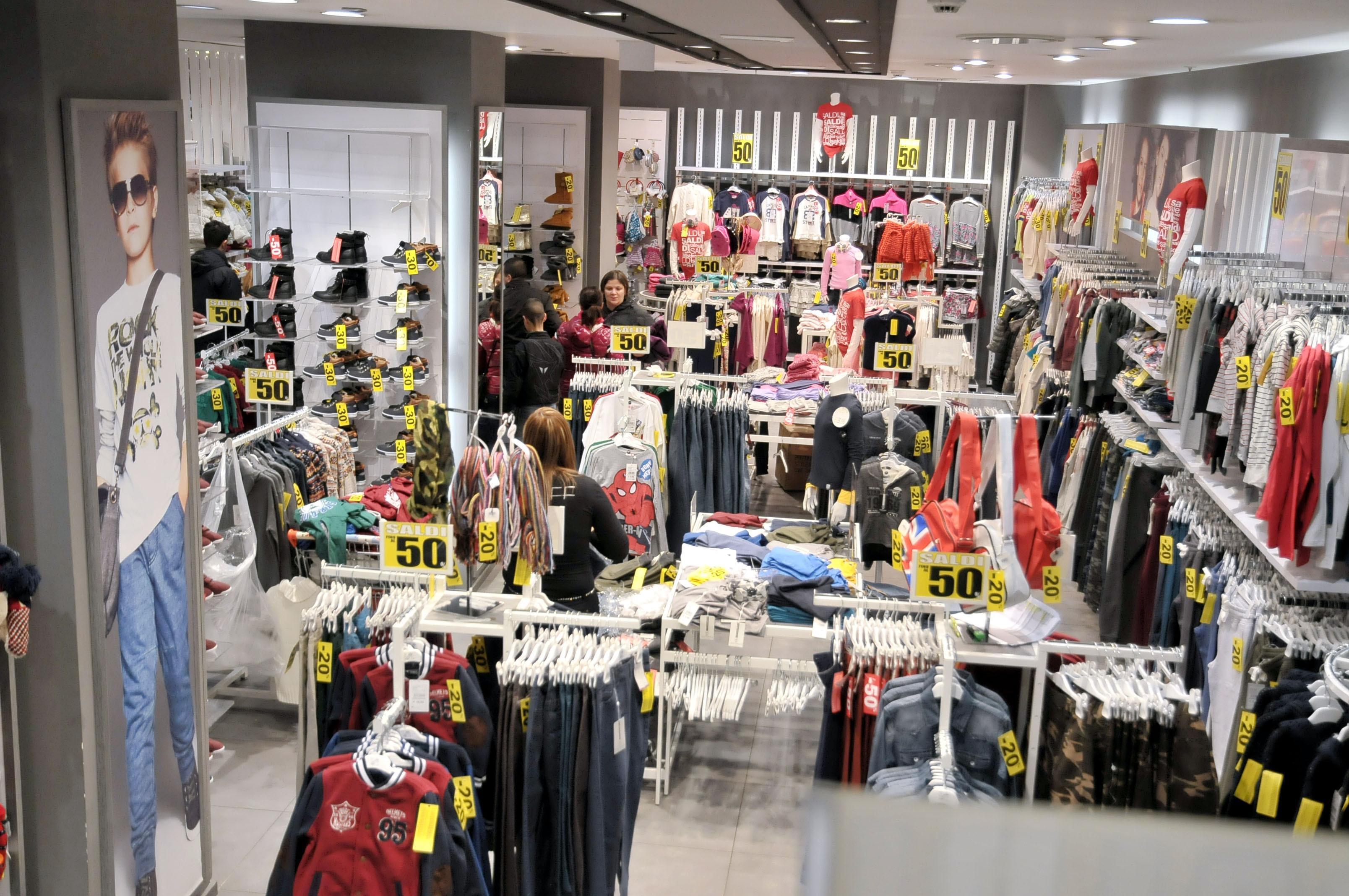 Saldi, partenza sprint in Sardegna: è corsa allo sconto tra la folla dei clienti 