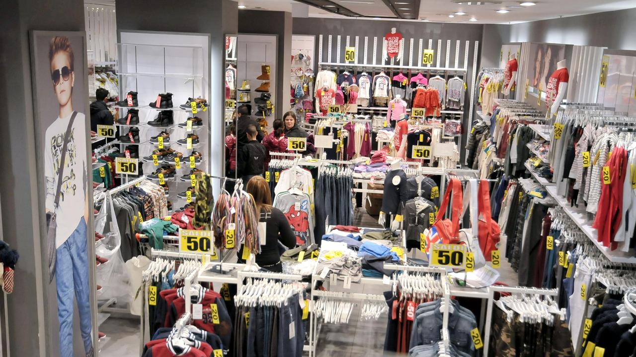 Saldi, partenza sprint in Sardegna: è corsa allo sconto tra la folla dei clienti