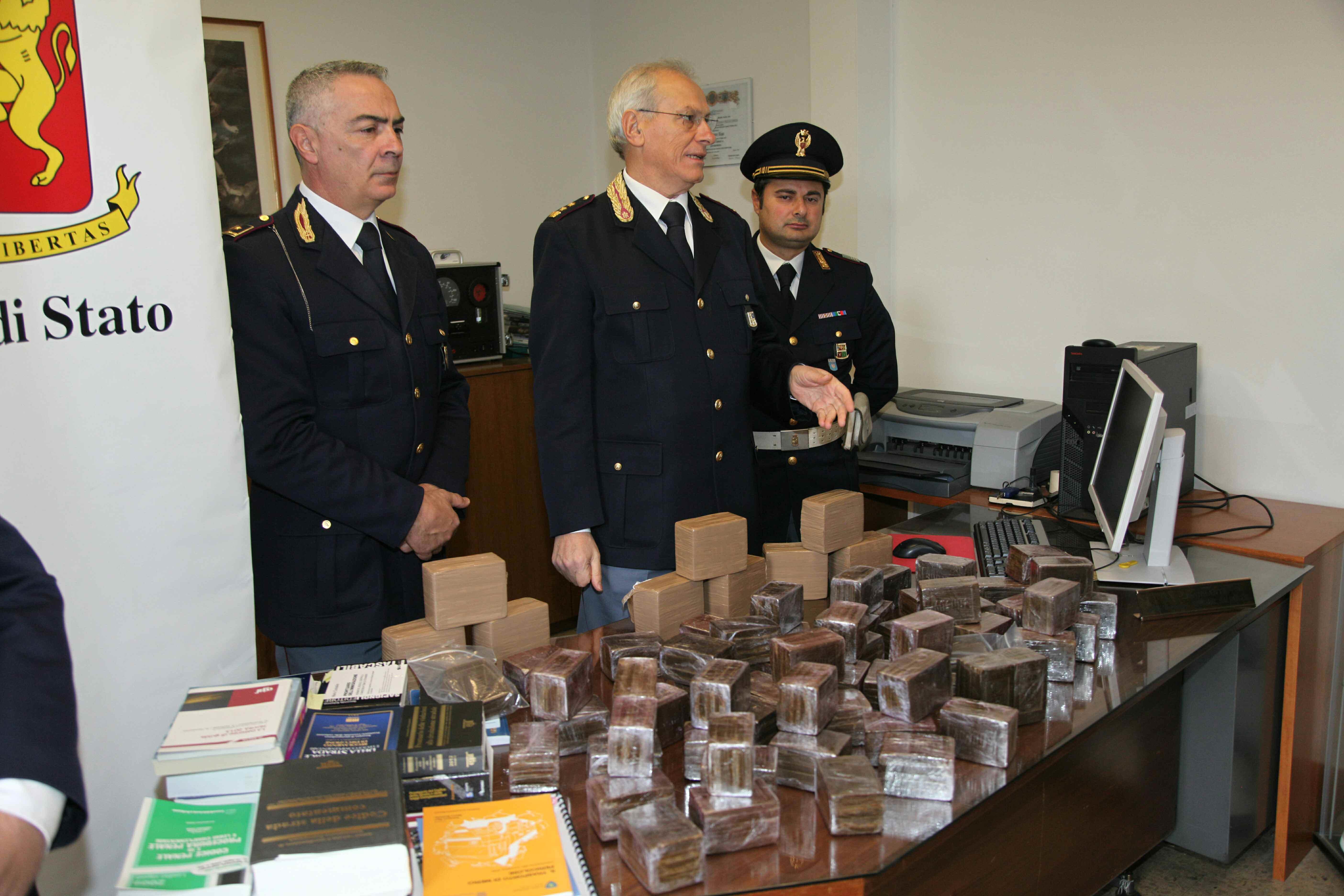 La polizia stradale con la droga sequestrata