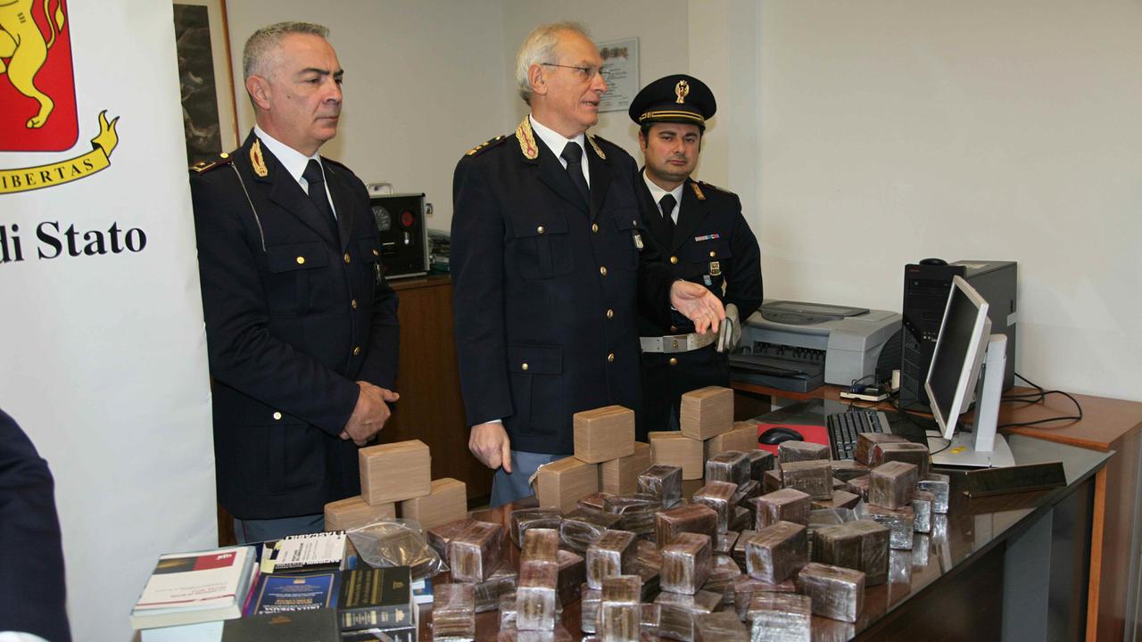La polizia stradale con la droga sequestrata