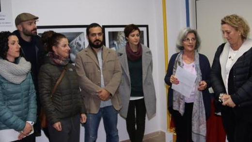 Da destra, il sindaco Paffetti, Stefania Germini di Incontriamoci e gli ospiti alla premiazione (foto Enzo Russo)