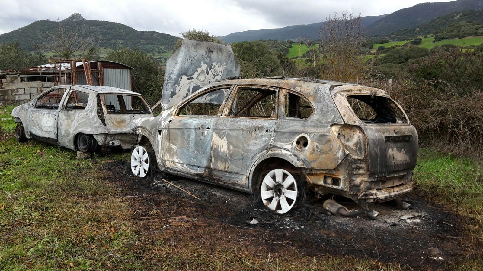 Le due auto incendiate a Berchidda sono state portate in un deposito