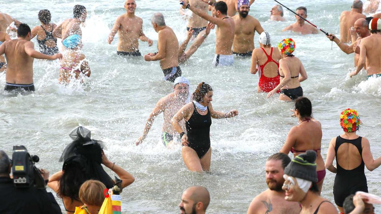 In 163 hanno fatto il tuffo in mare in segno d'amicizia tra Pisa e Livorno