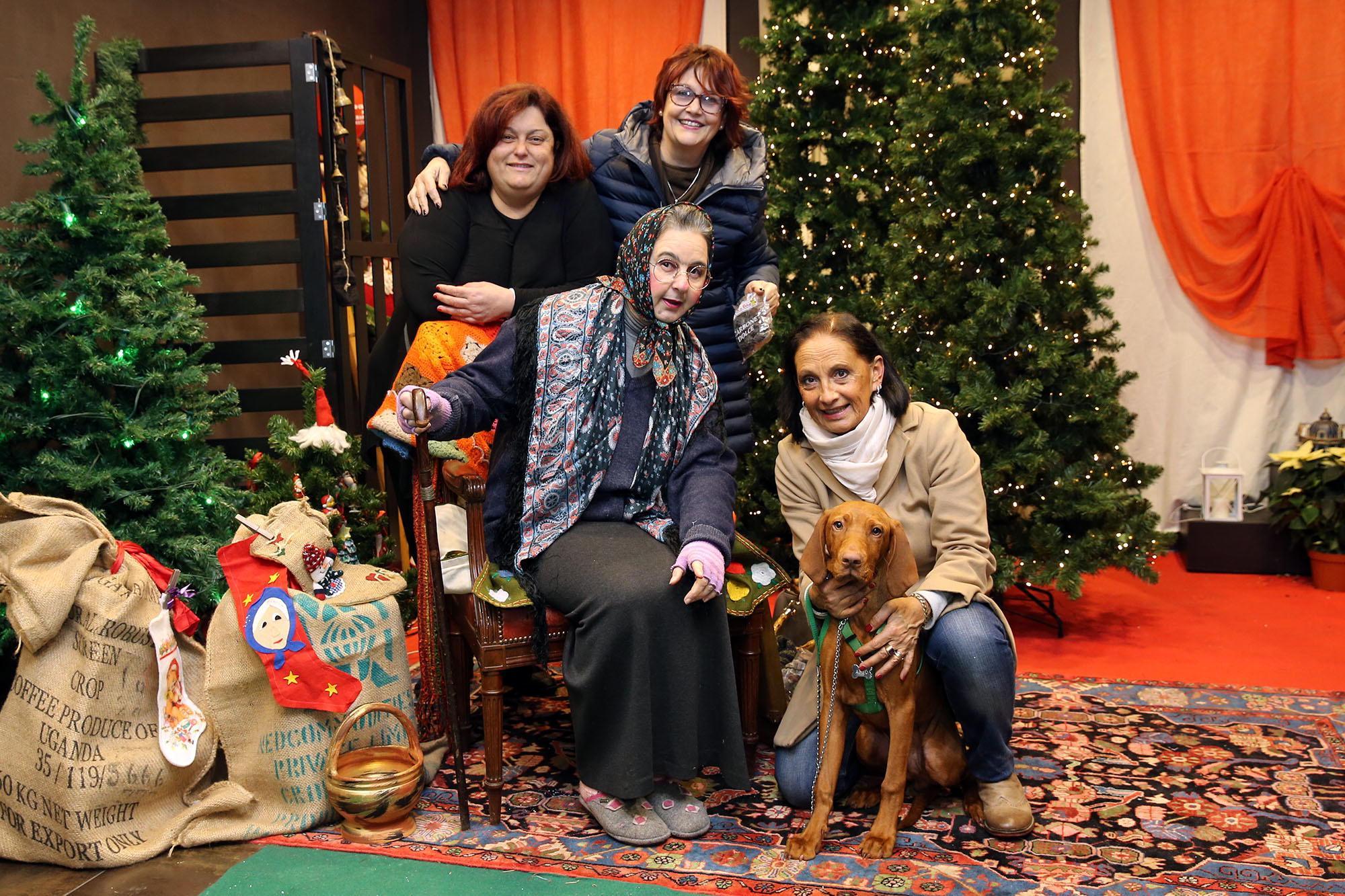 La Befana di corso Roma con alcune socie della Fabbrica & Montecatini (Foto Nucci)