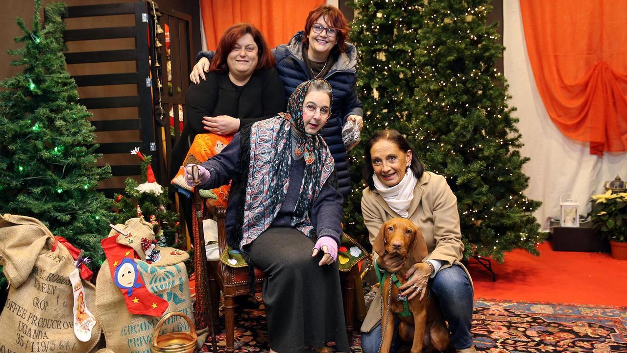 La Befana di corso Roma con alcune socie della Fabbrica & Montecatini (Foto Nucci)