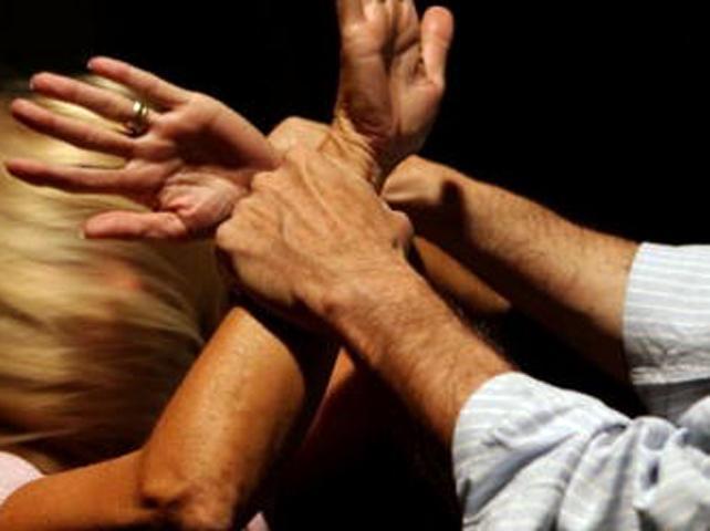 «Voglio solo i soldi», poi spezza il braccio alla povera madre 