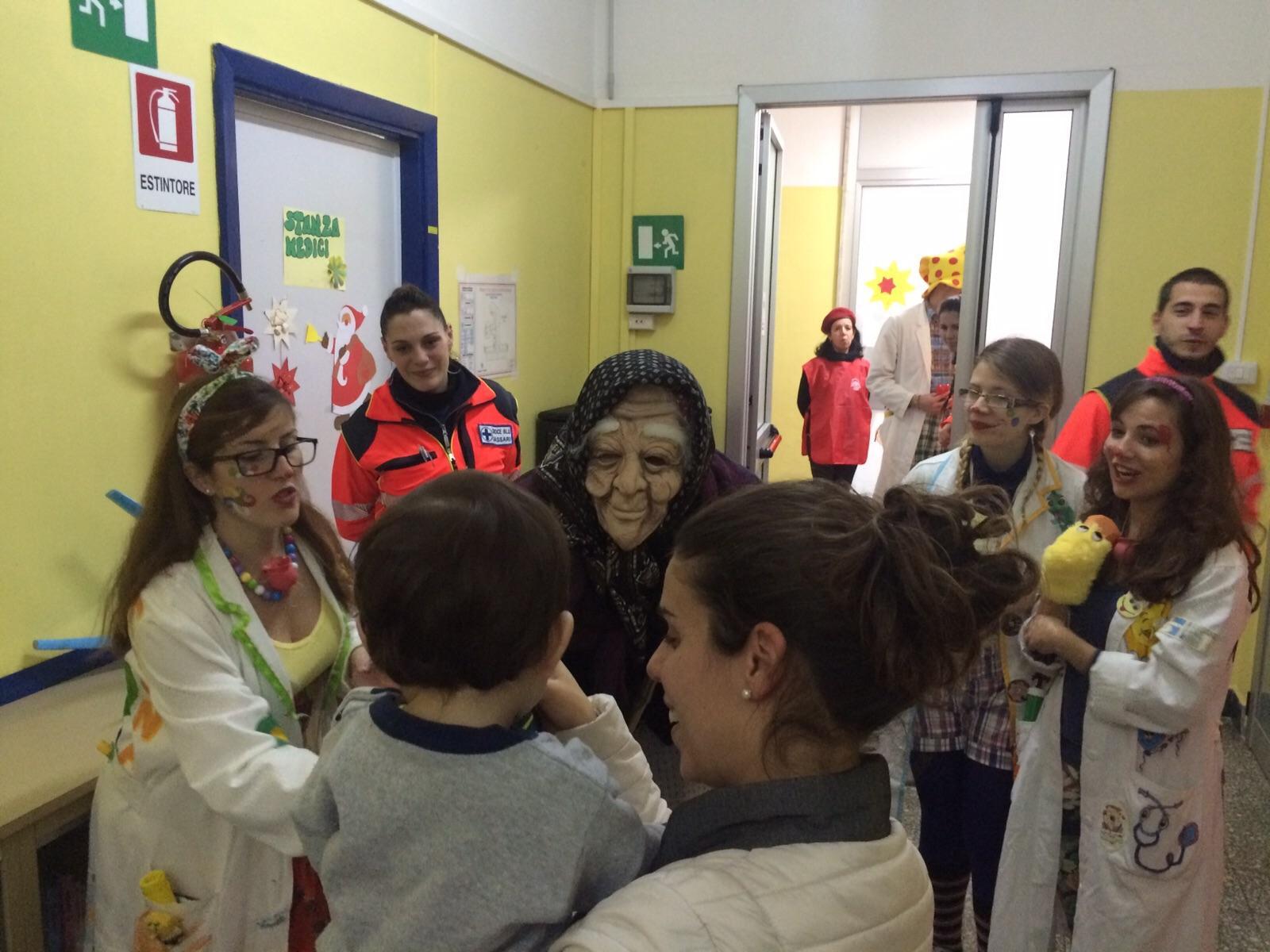 Sassari, la Befana dei volontari porta il sorriso in Pediatria