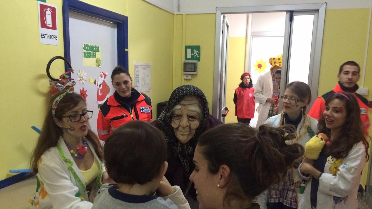 Sassari, la Befana dei volontari porta il sorriso in Pediatria