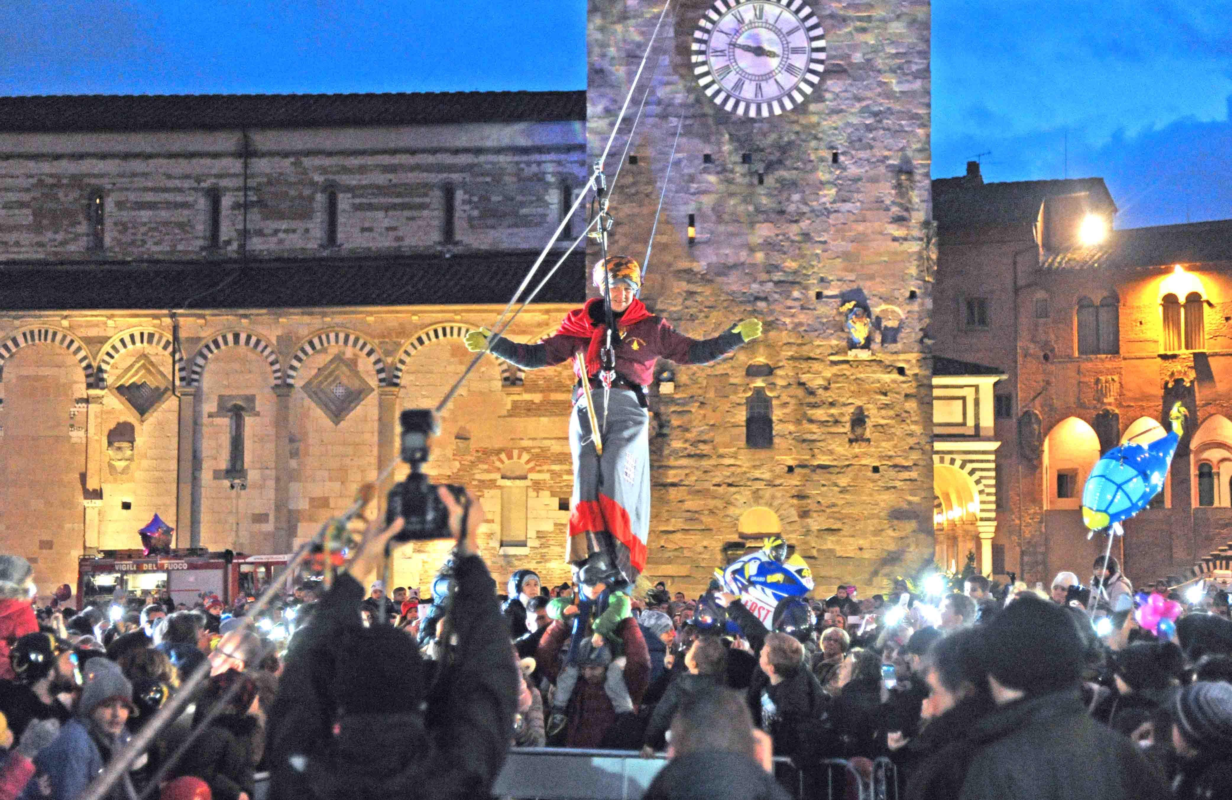 La Befana dei Vigili del fuoco plana in piazza Duomo (foto Gori)