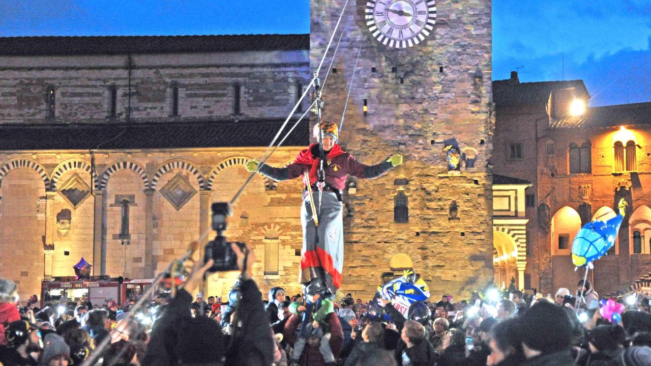 La Befana dei Vigili del fuoco plana in piazza Duomo (foto Gori)