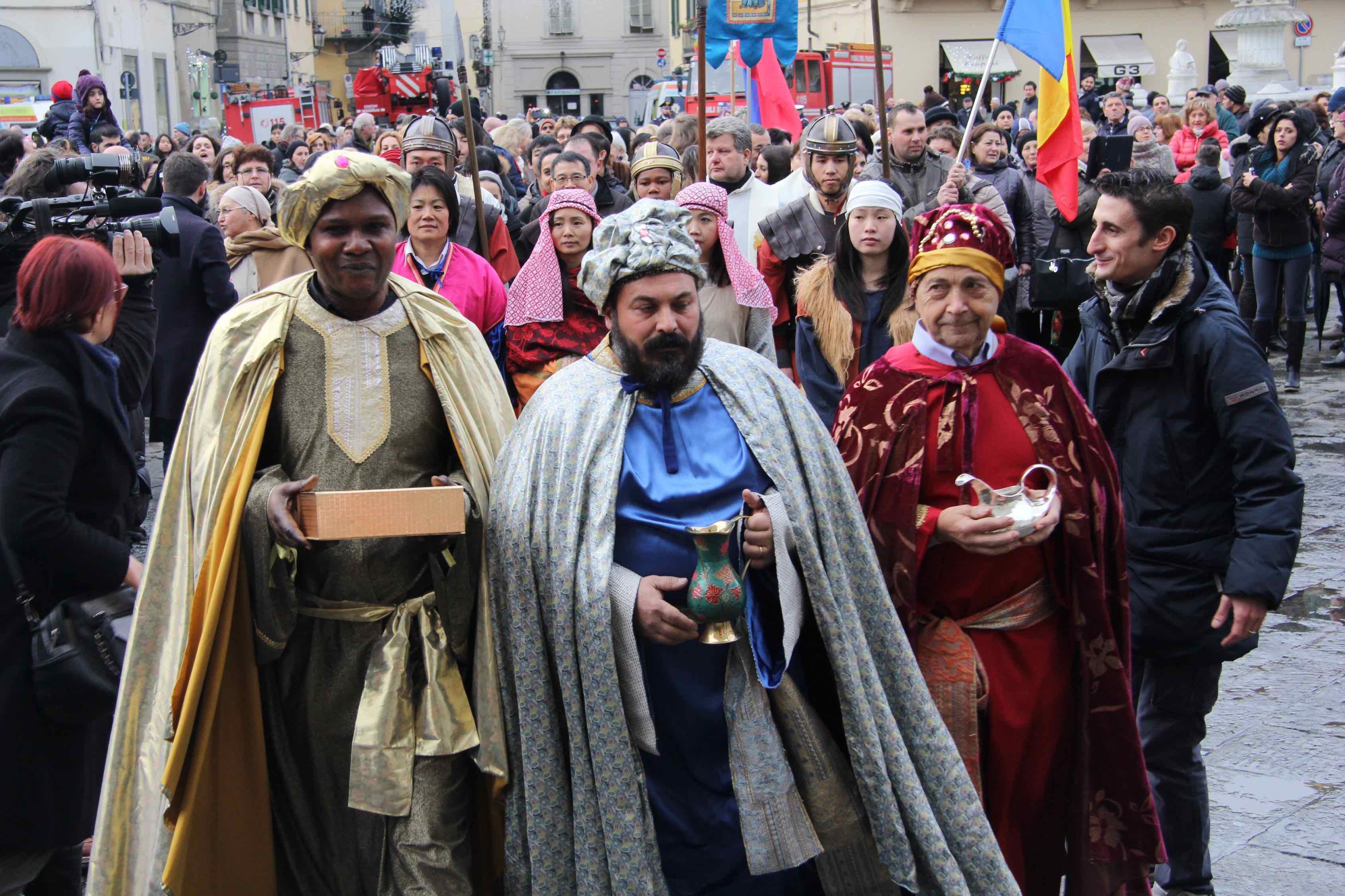 I Re Magi di tre continenti in piazza del Duomo (foto Batavia)